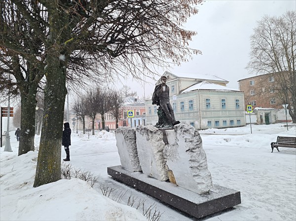 021-Памятник Андрею Дементьеву